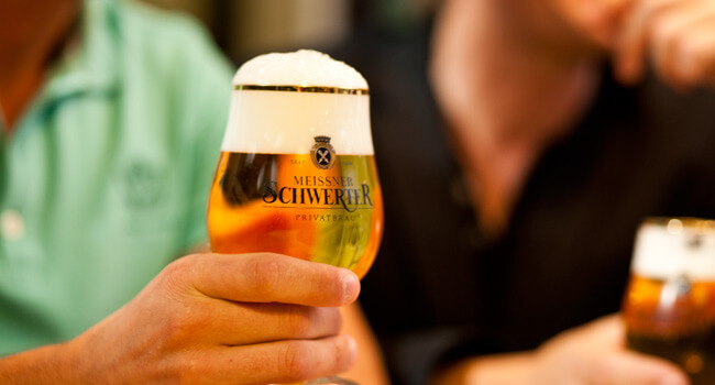 Feine Biere im Zeichen der Meissner Schwerter. Im Schwerter Schankhaus & Hotel am Markt in Meißen treffen sich Bier-Liebhaber gern in geselliger Runde.